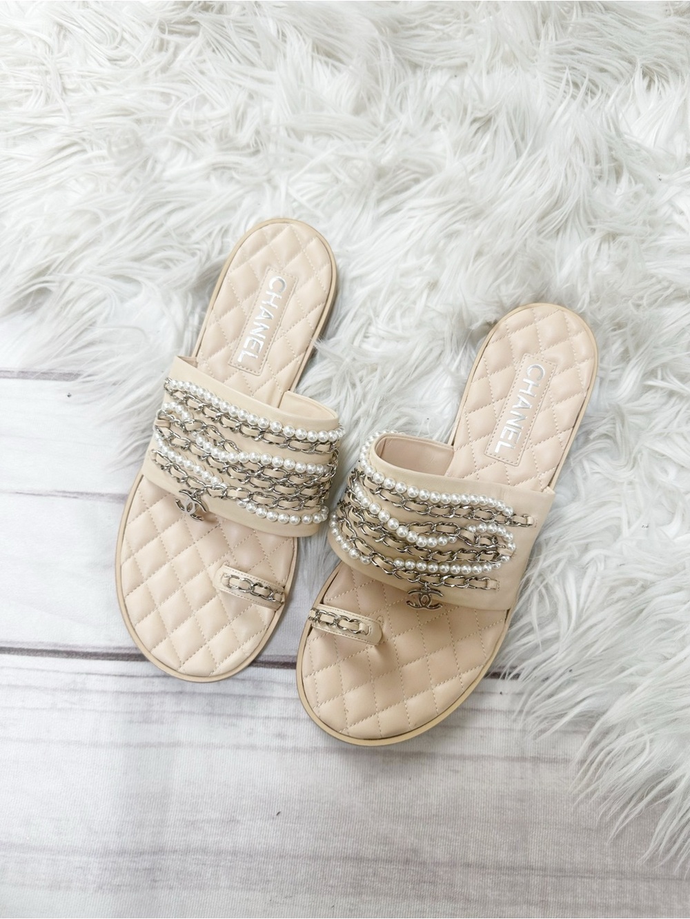 Chanel 19P Beige Pearl Chain CC Charm Quilted Lambskin Slide Sandal EU 42C - Picture 4 of 9